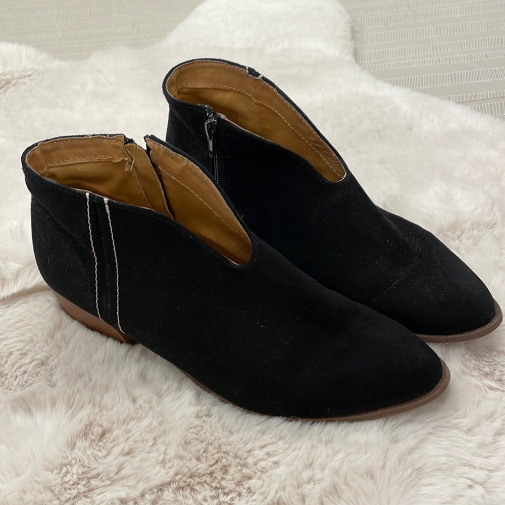 Womens low cut black bootie side zip size 9